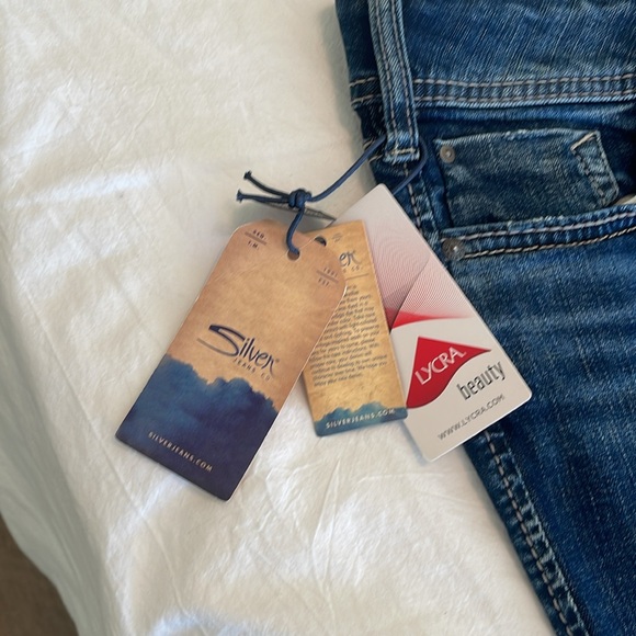 NWT!! Silver Elyse slim bootcut jeans! Dark with slight distressed areas. - Picture 2 of 4